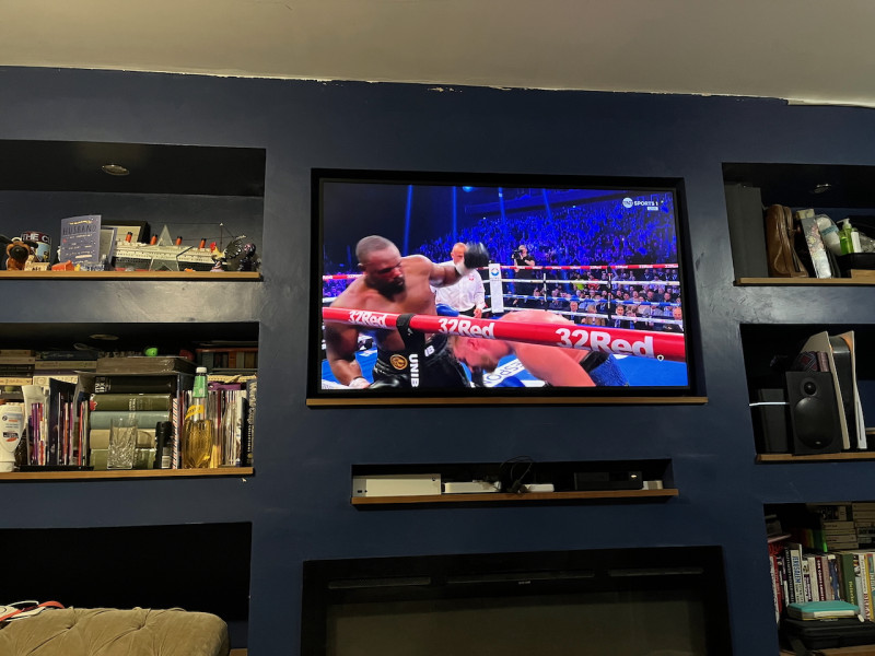 Derek Chisora launches a final attack on Otto Wallin in the 12th round, which will put Wallin on the deck through the final seconds