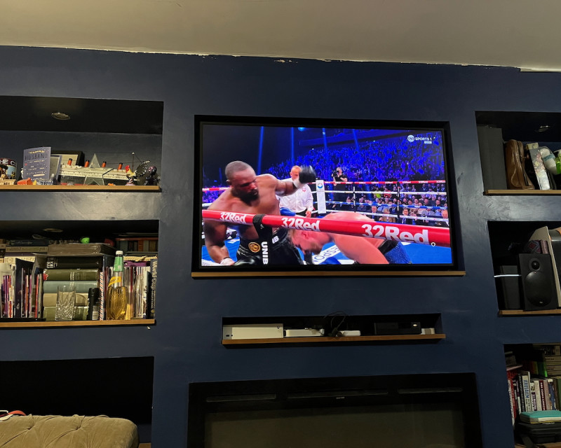 Derek Chisora launches a final attack on Otto Wallin in the 12th round, which will put Wallin on the deck through the final seconds