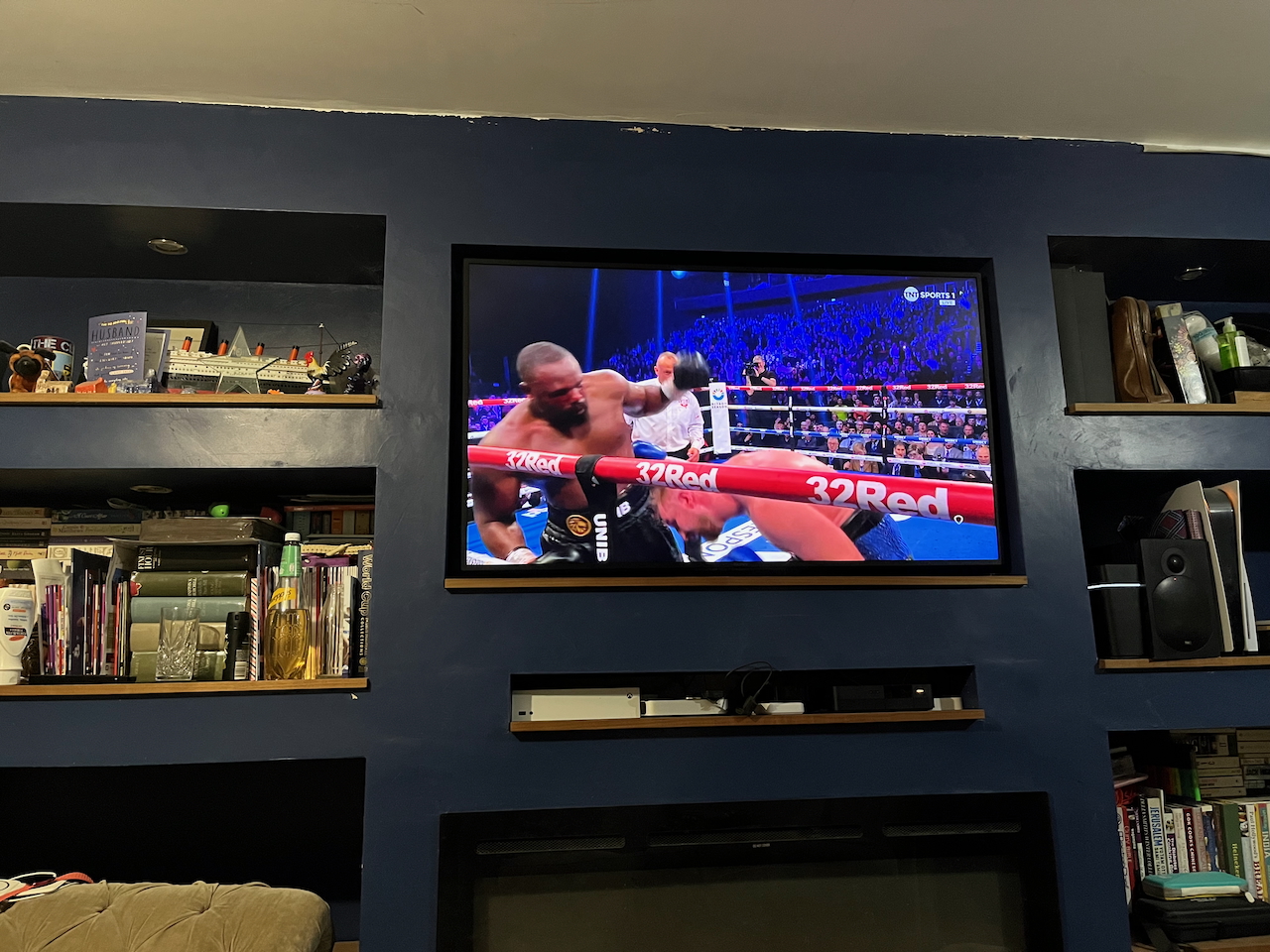 Derek Chisora launches a final attack on Otto Wallin in the 12th round, which will put Wallin on the deck through the final seconds